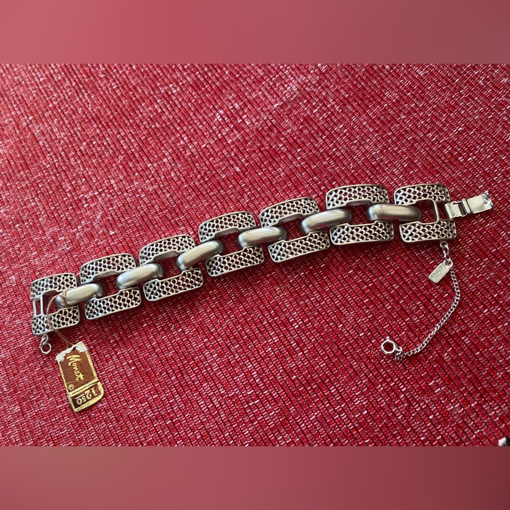 Vintage Signed Monet Silver and Gray Chain Bracelet 7.5” x1”